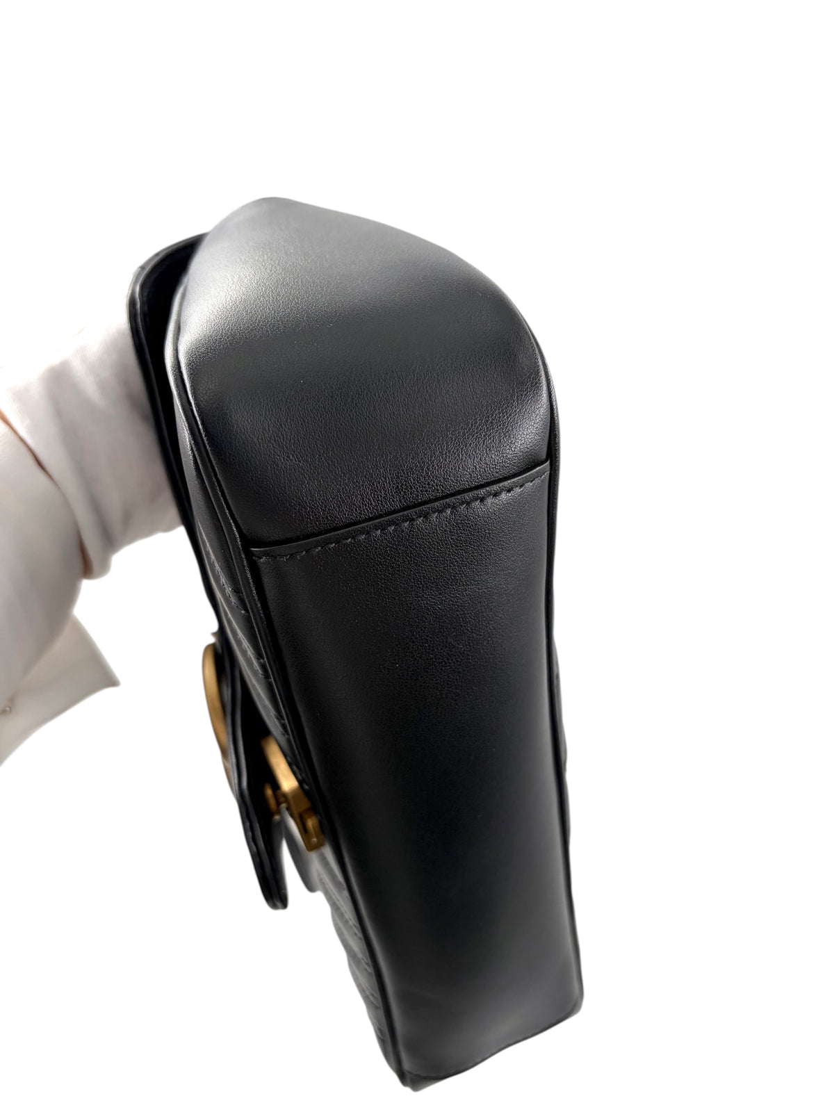Wintage Gucci GG Marmont Tasche aus schwarzem gestepptem Leder mit goldfarbenem Verschluss in Seitenansicht