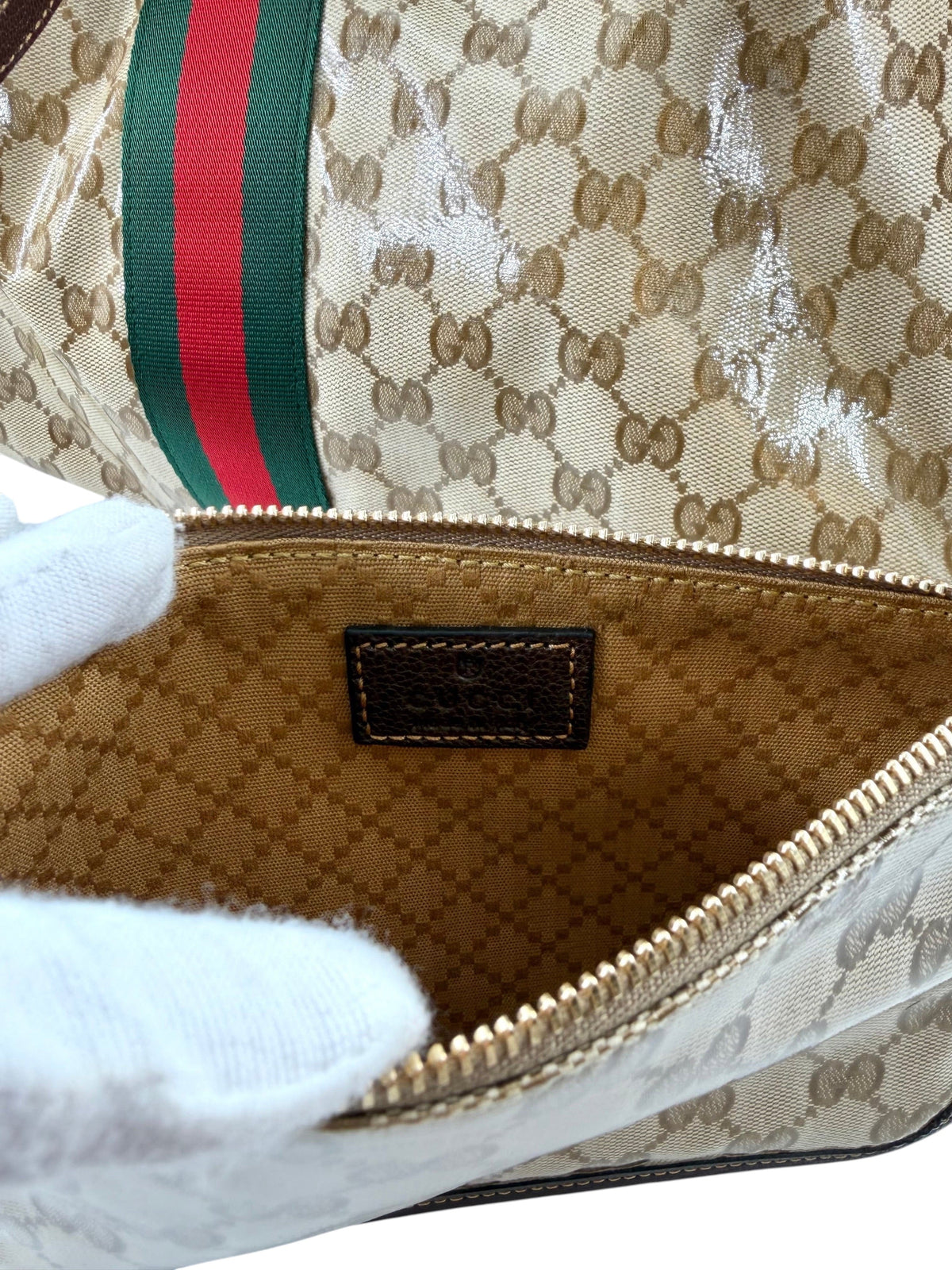 Wintage Gucci Giglio Tasche mit GG-Canvas, Lederbesätzen und grün-rotem Webstreifen, Innenansicht mit Logo-Prägung