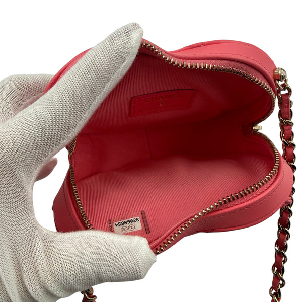 Wintage Chanel Heart Mini Flap Tasche aus rosa gestepptem Lammleder mit goldfarbenem Kettenriemen Innenansicht