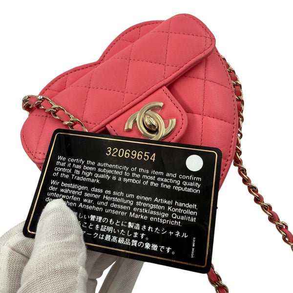 Wintage Chanel herzförmige Mini-Umhängetasche aus rosa gestepptem Lammleder mit goldfarbenem CC-Verschluss und Echtheitskarte