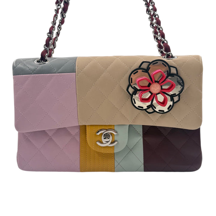 Wintage Chanel Handtasche im Patchwork-Design mit bunten Steppnähten, Blumenapplikation und silberner Kette