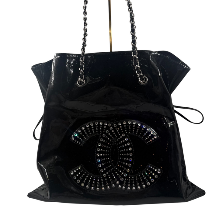 Wintage Chanel Bonbon Handtasche aus schwarzem Lackleder mit silberner Kette und verziertem CC-Logo mit Strasssteinen