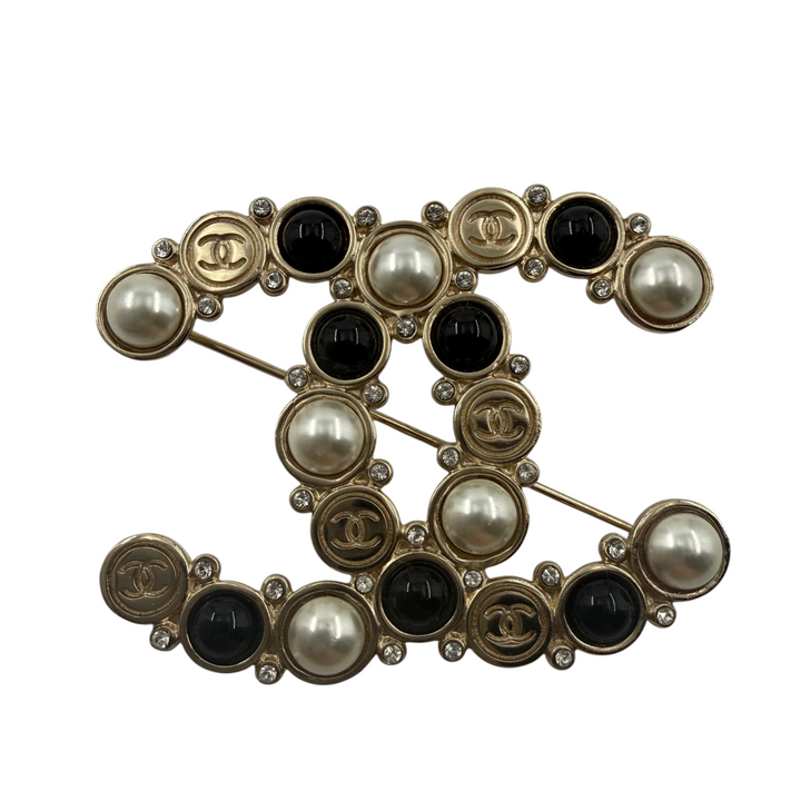 Chanel CC Brosche (Perlen, Schwarz & Gold) – Ansicht 1