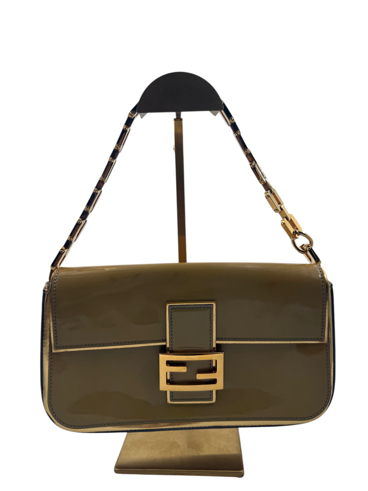 Wintage Fendi Baguette Handtasche aus olivfarbenem Lackleder mit goldfarbenem FF-Logo-Verschluss und Kettenglied-Henkel