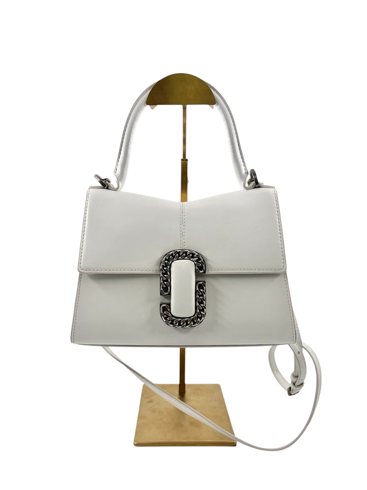 Wintage Marc Jacobs The St. Marc Top Handle Bag aus weißem Glattleder mit silberner J-Marc-Hardware auf einem Ständer