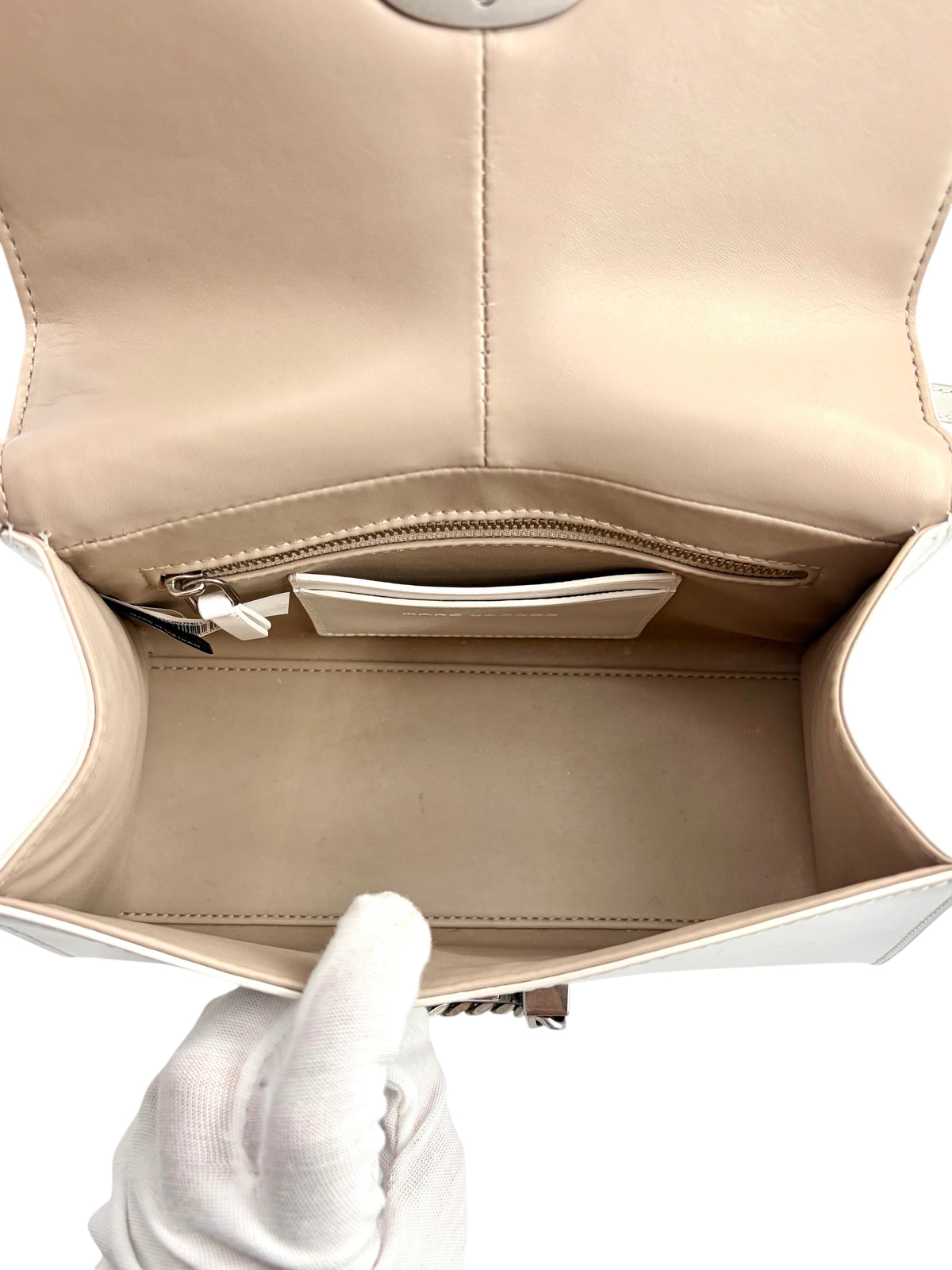 Wintage Marc Jacobs The St. Marc Tasche Innenansicht mit beigem Futter, Reißverschlussfach und Kartenfächern