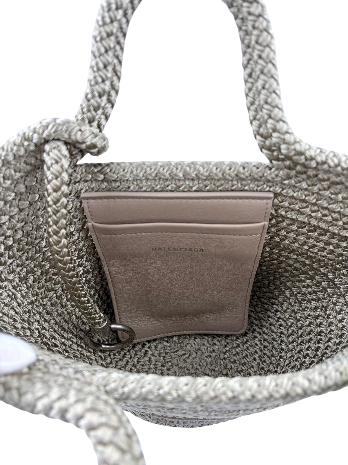 Innenansicht der Wintage Balenciaga Ibiza Basket Tote aus geflochtenem Naturmaterial mit beigem Leder-Steckfach