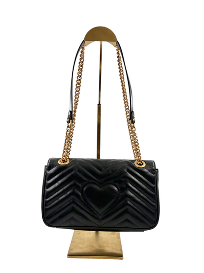 Wintage Gucci GG Marmont Tasche aus schwarzem gestepptem Leder mit goldener Kette und Herzmotiv auf der Rückseite