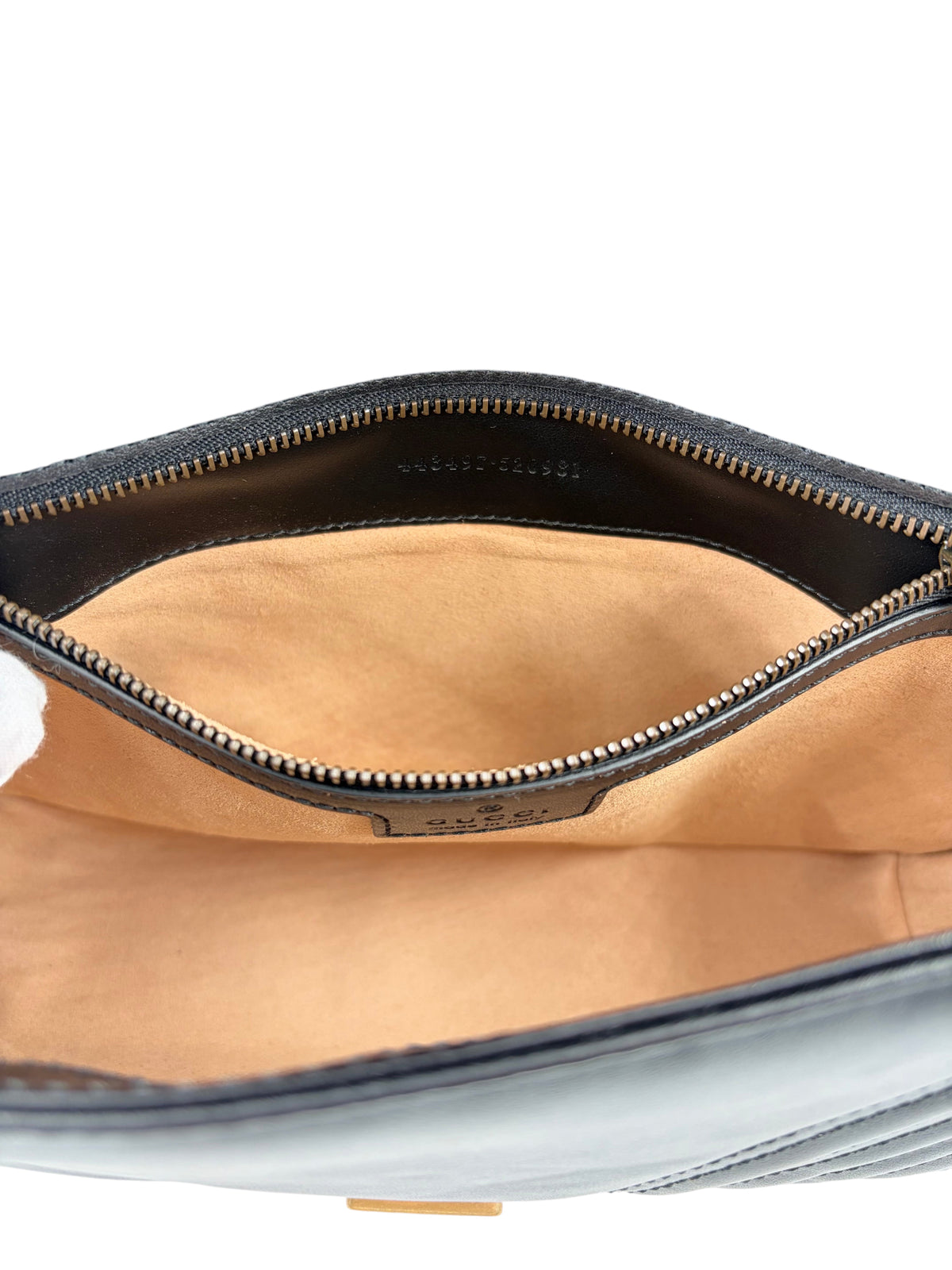 Innenansicht der Wintage Gucci GG Marmont Tasche mit beigem Textilfutter und Reißverschlussfach