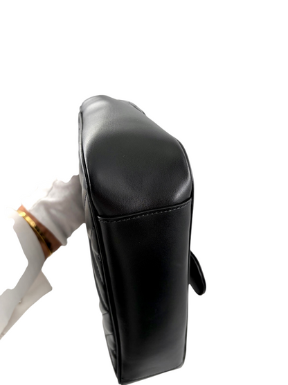 Wintage Gucci GG Marmont Tasche aus schwarzem gestepptem Leder, Seitenansicht mit glatter Lederkante