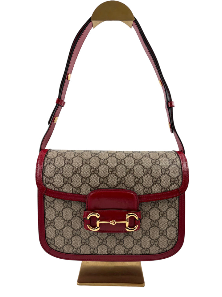 Wintage Gucci Horsebit 1955 Schultertasche aus GG Supreme Canvas mit rotem Lederbesatz und goldener Hardware