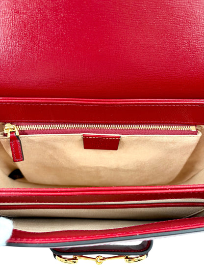 Wintage Gucci Horsebit 1955 Schultertasche Innenansicht mit rotem Lederfutter und beigem Velours-Innenfach