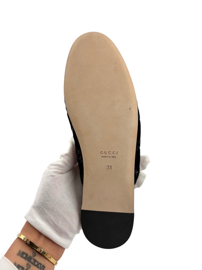 Wintage Gucci Princetown Mules aus schwarzem GG-Samt mit Kristallbesatz, Ansicht der hellen Ledersohle mit Prägung